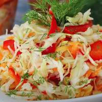 Простий рецепт хрусткої маринованої капусти — готується дуже швидко