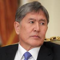 «У машину експрезидента Киргизстану стріляли бойовими кулями».