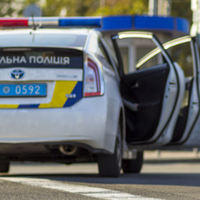 У Херсоні чоловік серед білого дня кидався на людей із ножами та погрожував розправою