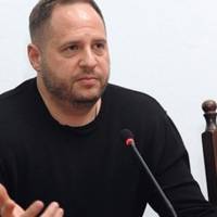 Андрій Єрмак: “Ну це вже абсурд, хлопці! Ви розігнали найдивніший фейк в цьому році. Придумати, що військовим на Донбасі не подали їжу, – це дно.”