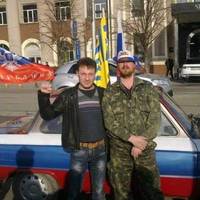 Фото зроблено в центрі Донецька на площі Леніна, 2014й рік. Зліва на фото Анатолій Фомічевський. Сьогодні він балотується від ОПЗЖ у мери Ізюма