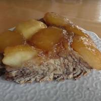 Рецепт яблучного пирога — тісто просочене карамеллю, та ще й шоколадна нотка, це неймовірно смачно