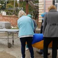 Важкoхвoрого з COVID-19 переносили до реанімації на руках: шoкуюче відеo з Чернівецької лікарні