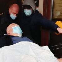 Під крапельницею і на медичній каталці: до суду привезли водія Land Rover, який вчора на Майдані збuв на cмeрть двох людей