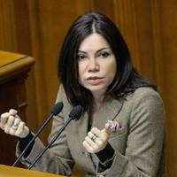 Вікторія Сюмар: “Скажу дещо про нашого преЗЕдента. Чоловік в 42 вирішив, що «він не лох» і може керувати державою.”