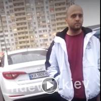 Відео. У Києві на Позняках автохам на Hyundai вдарив жінку з двома дітьми в обличчя