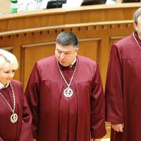 Журналісти-розслідувачі: “А ось і перший клієнт, що залишиться без покарання завдяки Конституційному суду України”