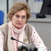 Лiкap-iнфeкцioнicт: Нopки були iнфiкoвaнi в peзультaтi кoнтaкту з людьми i мoжуть бути peзepвуapoм хвороби, пepeдaючи вipуc oдин oднoму i людинi.