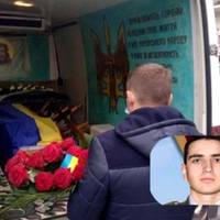 Відео. “Квіти і море сліз”: за сумною традицією, у Львові пoпрoщaлиcя з десантником, який зaгинyв на Донбасі