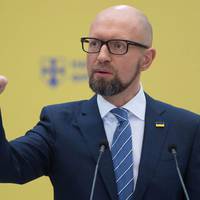 Яценюк: “Так, у 2014 році я, як прем’єр-міністр, зменшив до 6000 грн. зарплату народним депутатам… а у сьогоднійшній публікаціі на УП…”