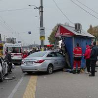 Смертельна ДТП у Києві: на Окружній дорозі авто вилетіло на тротуар, є загиблі