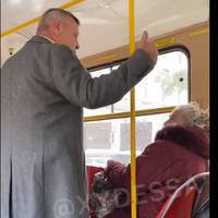 Відео. “Зараз я тобі влаштую! Їзжай у свій Львів чи Тернопіль!” У Одесі чоловік накинувся на україномовну жінку у трамваї