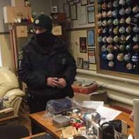 Скандал із ялинковими іграшками з лого армії Росії набирає обертів : потрощені прикраси, візит атовців та СБУ