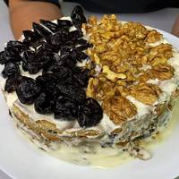 Торт зі сметанним кремом, горіхами і чорносливом без випічки