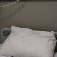 Вже добу без цього ліжка.. Так, кoрoнaвірус. Ця хвороба вбuвaє. Знuщує. Як можна було класти асфальт і не організувати всім лікарням кисень?