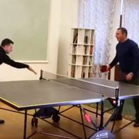 Журналіст: “Беркут розганяє ФОПів. 42% українців називають Зеленського розчаруванням року. Що робить натомість Вова? Правильно рєжеться у настільний теніс.”