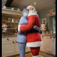 Ця краса – це ТОРТ, подарований медикам від пацієнтки, яка перехворіла на КОВІД. Вага цього дива 190 кілограмів, а при нарізанні вийде 1200 шматків.