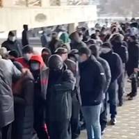 Відео. Черга з харків'ян, які прийшли попрощатися з мером Кернесом у ХНАТОБ просто вражає