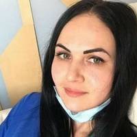 Ця симпатична дівчина 20 грудня їхала на поїзді Київ-Ніжин додому і почула, як по гучному зв'язку оголосили, що терміново шукають медика, так як літній чоловік втратив свідомість.
