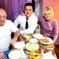 Волонтер про заяву Зеленського: Бачу маму Римму, тата Сашка з поблискуючим ланцюгом на шиї, які плетуть маскувальні сітки і в'яжуть довгими вечорами вовняні шкарпетки бійцям на фронт.