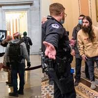 Кадри з Вашингтона шокували світ. Прибічники Дональда Трампа увірвалися до Конгресу – є загиблі.