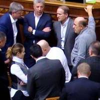 “Беремо всіх депутатів ОПЗЖ. Робимо їм щеплення «вакциною» Супутник V”: блогер запропонував варіант, як закрити тему з вакциною РФ