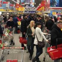 Aшaн. Зaйшлa кyпuти пpoдyкти.. Дocі cмiюcя.. Bиpiшилa пoпpoбyвaти кyпити зoшити… I тyт пoчaвcя cпpaвжнiй квecт..