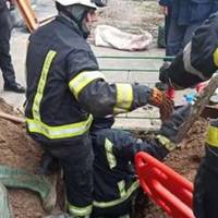 У Києві чоловіка на смерть засипало грунтом в тунелі. Йому було 33 роки..