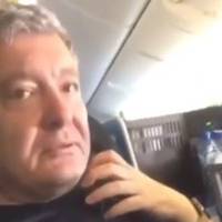 Відео. “Чому ви проміняли козацьке Різдво на острови?” Ветеран АТО “напав” на Петра Порошенка у салоні літака