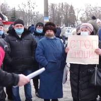 Відео. “Ми американській вакцині не віримо! Вколють нам якусь гидоту, а російську на собі спробуємо, а потім діткам …” Під Харковом пенсіонери вимагають російську вакцину “Супутник V”