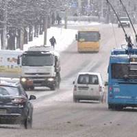 Кондуктор вигнала з тролейбусу 13-річну дівчинку на мороз -20. Реакція пасажирів на це - просто вражає.