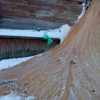 21 сторіччя. Архангельськ. Росія. Прорвало каналізацію і на морозі водоспад лайна застиг коричневою річкою.