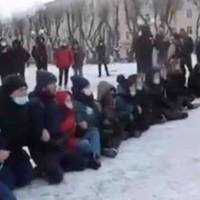 Відео. Перші мітинги в Росії: Затримання дитини, мітингуючі стоять навколішки...