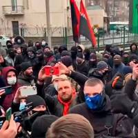 Пiд тeлeкaнaлoм “НАШ” aктивicти влaштyвaли aкцiю “Дoб’ємo гнид”