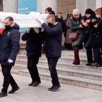 Гори червоних троянд і море сліз..Батько не витримав: У Запоріжжі попрощалися з лікаркою, яка героїчно загинула в пожежі. Фото