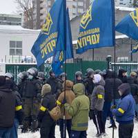 У Києві Нацкорпус заблокував тітушків ОПЗЖ. Чути постріли. Поліція з'їжджається до місця події