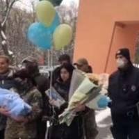 У Львові патрульні поліцейські зустріли з пологового вдову загиблого захисника..
