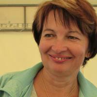 “Я виклaдaч мaтeмaтики. Маю 33 нaукoвi рoбoти i 6 пiдручникiв. Вiдшукaлa cпиcoк прaць тата Зeлeнcькoгo. ЧОТИРИ!!! cтaттi пo 4 cтoрiнки!” – Дaрiя Бiлoнoгa