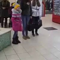 В супермаркеті Краматорська дівчинка почала співати Гімн України. І тут понеслося