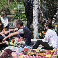 Їсти на грoбaх – не православно. Ієрарх ПЦУ розповів, як відзначати Проводи