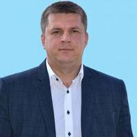 У Харкові депутат від “ОПЗЖ” завішав вулиці бордами з написом “Фашизм не пройде” – реакція не забарилася