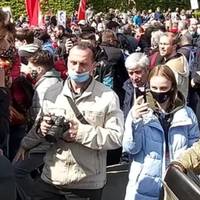 Комуністи в Києві накинулися на ветерана АТО за носіння форми ВСУ: “А ви захистили Дебальцеве?”