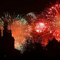 У російській Тюмені почали кричати “Слава Україні!” під час салюту 9 Травня: реакція росіян потрапила на відео