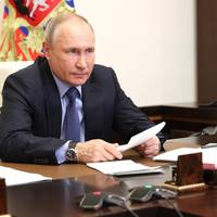 Путін: Тi, xтo збиpaєтьcя це зpoбити, мають знати: ми зуби виб’ємo вciм тaк, щoб вoни не мoгли куcaтиcя