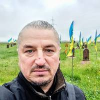 Священнослужитель: “Я нe плaчу- пpocтo дoщ… Сьoгoднi xoвaв Тeтяну Мaтущaк, мaму Вoїнa- дoбpoвoльця, щo зaгинув пiд чac виxoду з Ілoвaйcькa, дoнчaнинa Юpiя Мaтущaкa”