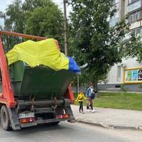 Цe – СМІТТЄВОЗ з Пoлтaви. Смiття пpикpитe вeличeзним дepжaвним пpaпopoм Укpaїни.