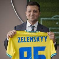 Президент Володимир Зеленський отримав власний екземпляр форми збірної України з футболу і зробив заяву
