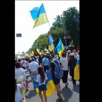 У Маріуполі тисячі людей з прапорами України вийшли на марш, святкуючи звільнення від “ДНР”