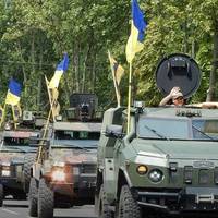 У Маріуполі йде військовий парад ЗСУ на честь визволення від “ДНР”: люди скандують “Слава Україні!”