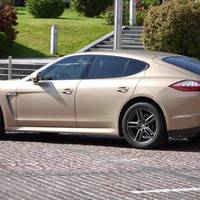 Печерський суд. Ранок. Недалеко від ґанку паркується золотистий Порше… Ага. Аж цікаво, хто з нього вийде.